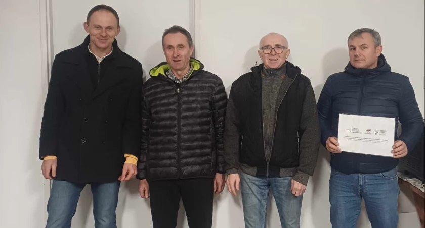 zdjęcie strażaków z OSP Nietuszyna oraz Piotra Pawlaka, radnego/fot.: arch. OSP Nietuszyna