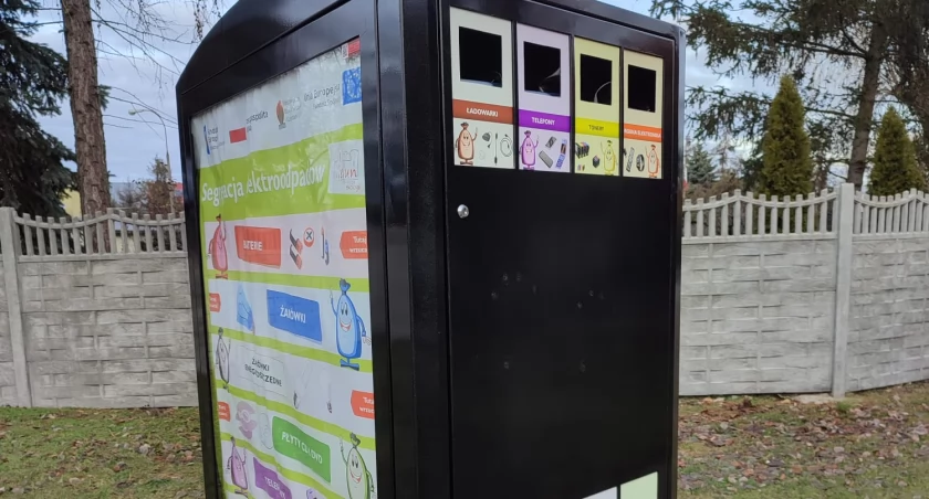 Na zdjęciu nowe pojemniki na elektrośmieci, które pojawiły się na terenie Wielunia / Fot. Facebook / Wieluń