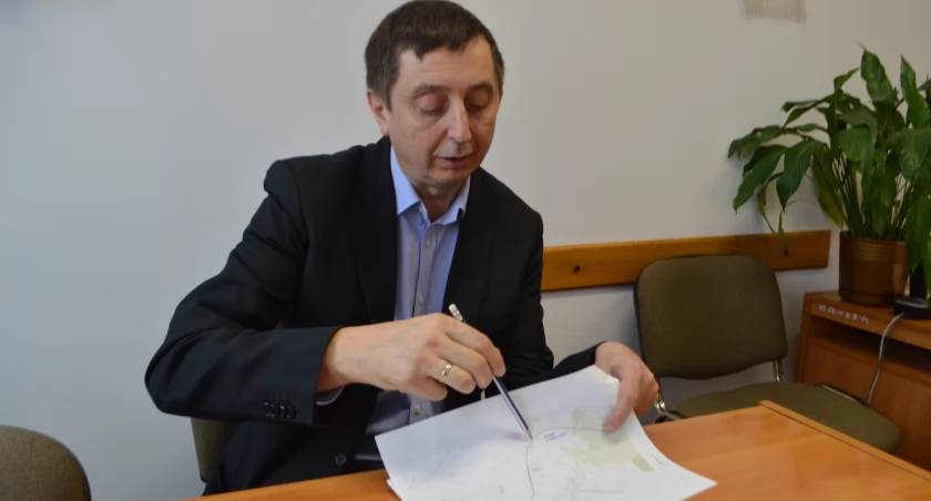 Wójt Leszek Gierczyk cieszy się z nowego przebiegu linii/fot.: Ela Wodecka 