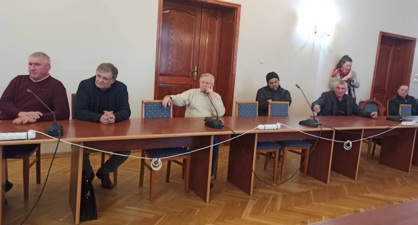 zdjęcie mieszkańców podczas konsultacji/fot.: Magdalena Lizurej