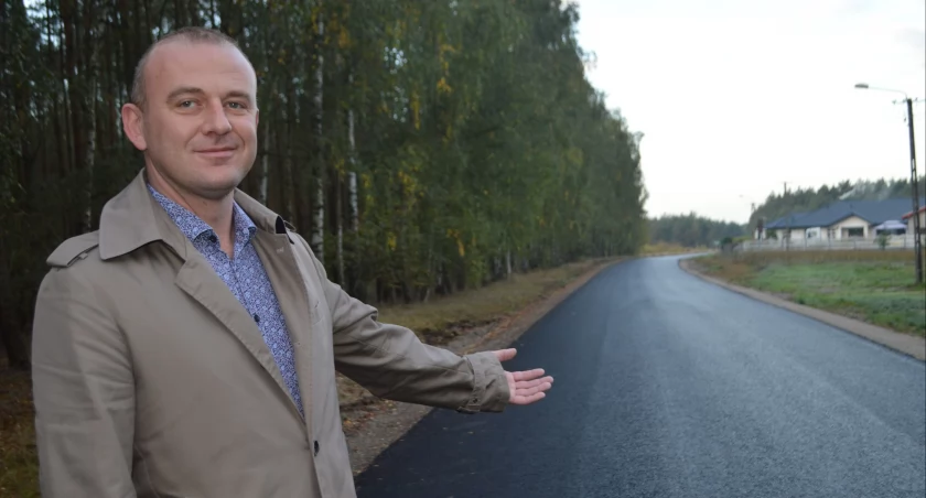 Na odcinku Gromadzice - Skrzynno położono już pierwszą warstwę asfaltu - pokazuje kierownik Bartłomiej Panek/fot.: Ela Wodecka 