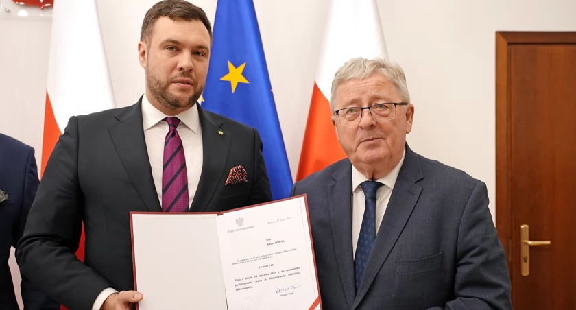 Na zdjęciu Adam Nowak (z lewej) odbierający nominację na podsekretarza stanu z rąk ministra Czesława Siekierskiego (z prawej) / Fot. Ministerstwo Rolnictwa i Rozwoju Wsi
