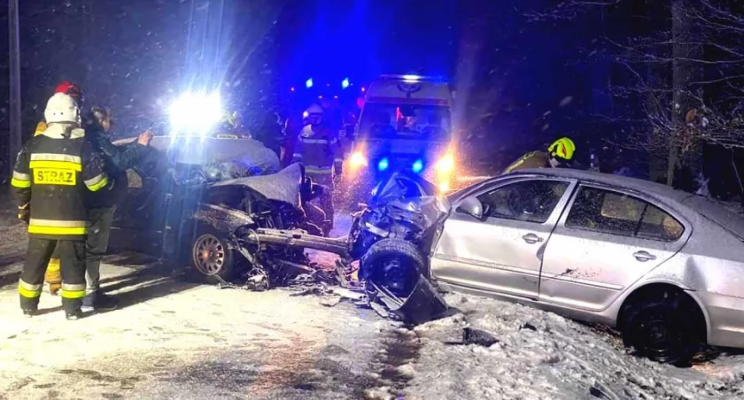 zdjęcie służb podczas czynności przy wypadku pomiędzy Przycłapami a Mierzycami/fot.: OSP Wierzchlas 