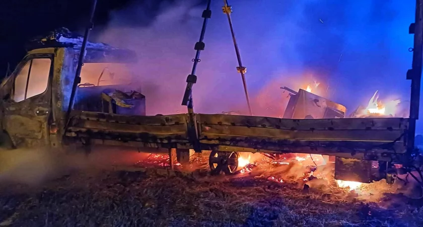 Na zdjęciu pojazd, który zapalił się na trasie S8, na terenie MOP Chojny / Fot. Facebook / OSP KSRG Chojny