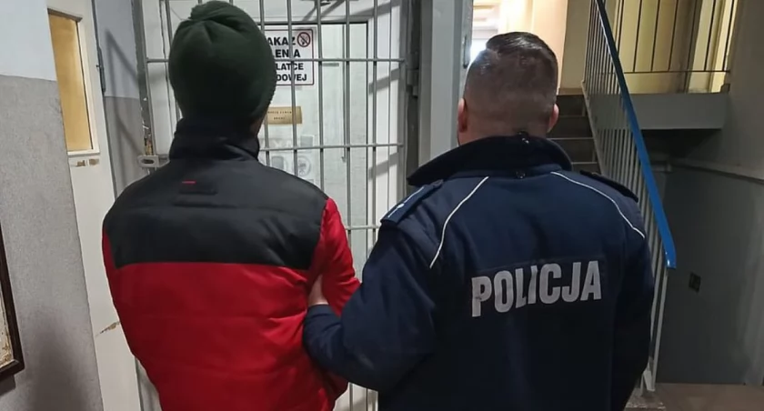 zdjęcie zatrzymanego 35-latka z policjantem/fot.: arch. KPP w Wieluniu
