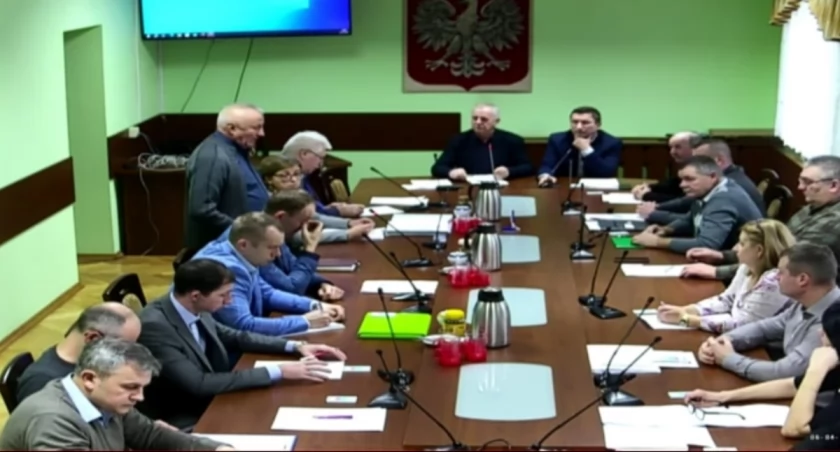 Zdjęcie Bogdana Barańskiego (stoi po lewej) na sesji/źródło: kadr z transmisji posiedzenia rady gminy w Ostrówku 