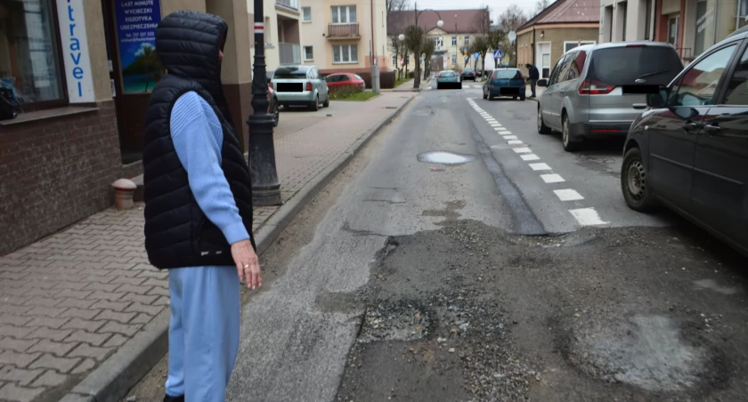 Pani Zofia ciągle czeka na wyremontowanie tego kawałka nawierzchni na ulicy Różanej/fot.: Ela Wodecka 