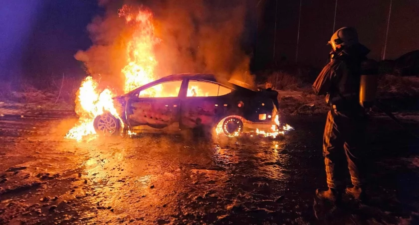 Na zdjęciu pojazd, który uległ całkowitemu spaleniu / Fot. Facebook / Ochotnicza Straż Pożarna w Cielcach