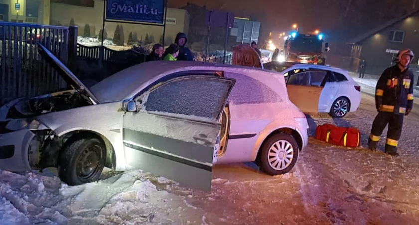 zdjęcie rozbitych aut w Raciszynie/fot.: arch. KP PSP w Pajęcznie/mł. asp. Kamil Garbiec