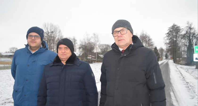 Efektem dobrej współpracy starostwa i gminy jest wyremontowana droga. Na zdjęciu: (od prawej) starosta Marek Kieler, wójt Zbigniew Dąbrowski i zastępca wójta Kamil Piekarski/fot: Ela Wodecka  