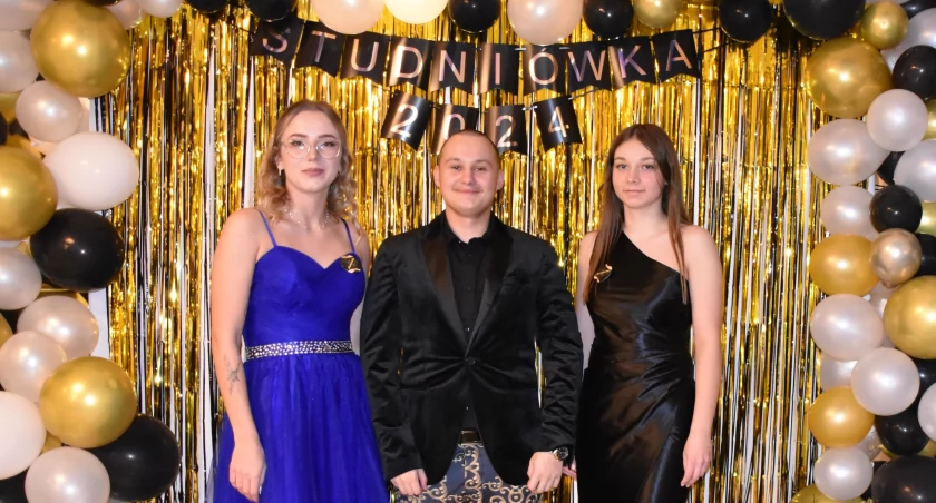 Zdjęcie uczestników studniówki w wieluńskim 