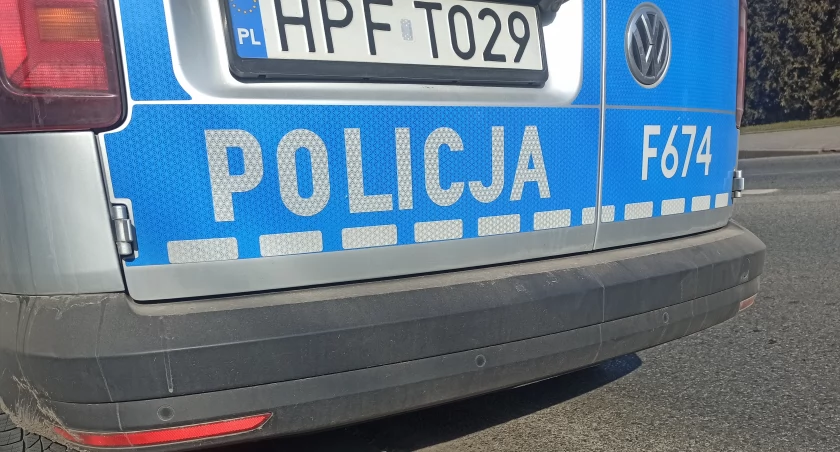 zdjęcie tyłu policyjnego radiowozu/fot.: Magdalena Lizurej/fotografia poglądowa