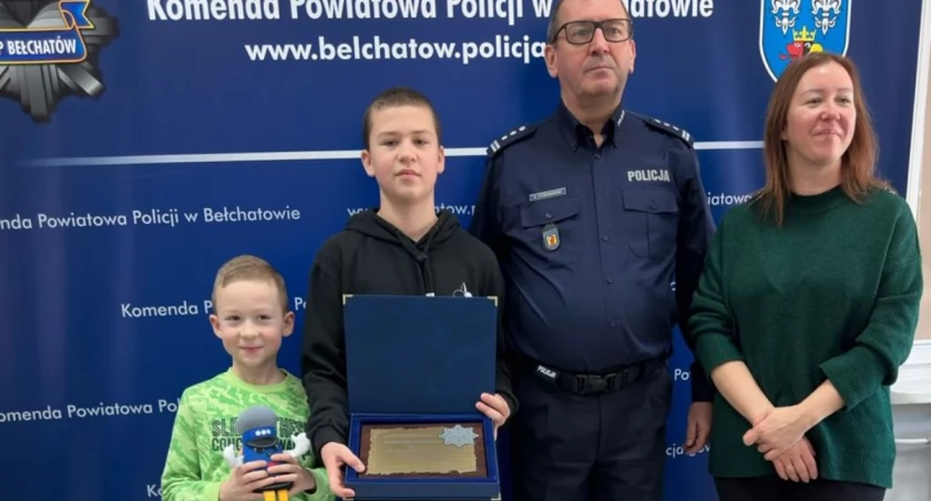Na zdjęciu 13-letni Kuba wraz z mamą i bratem, a także szefem bełchatowskiej policji / Fot. KPP Bełchatów