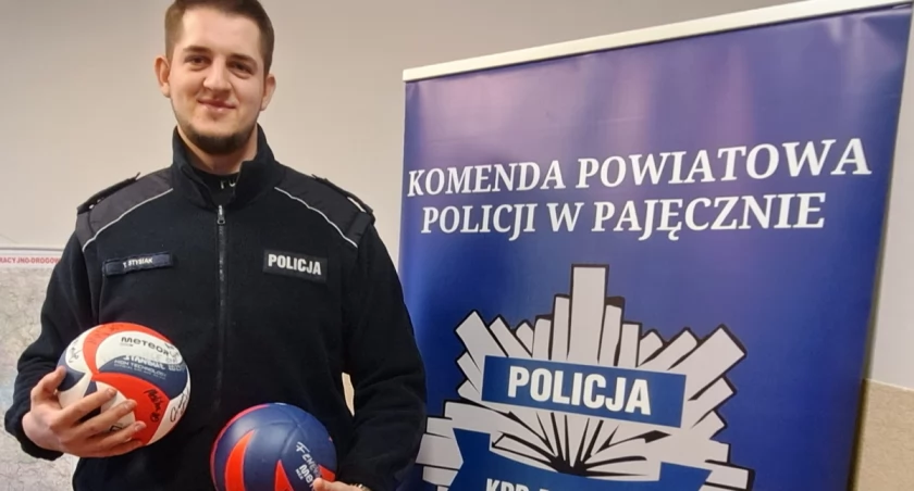 zdjęcie funkcjonariusza KPP w Pajęcznie z piłkami na licytację WOŚP/fot.: Magdalena Lizurej