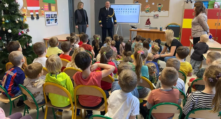 Na zdjęciu fragment spotkania kapitana Jacka Szymczaka z uczniami szkoły w Rudzie / Fot. Facebook / Szkoła Podstawowa im. Wincentego Witosa w Rudzie