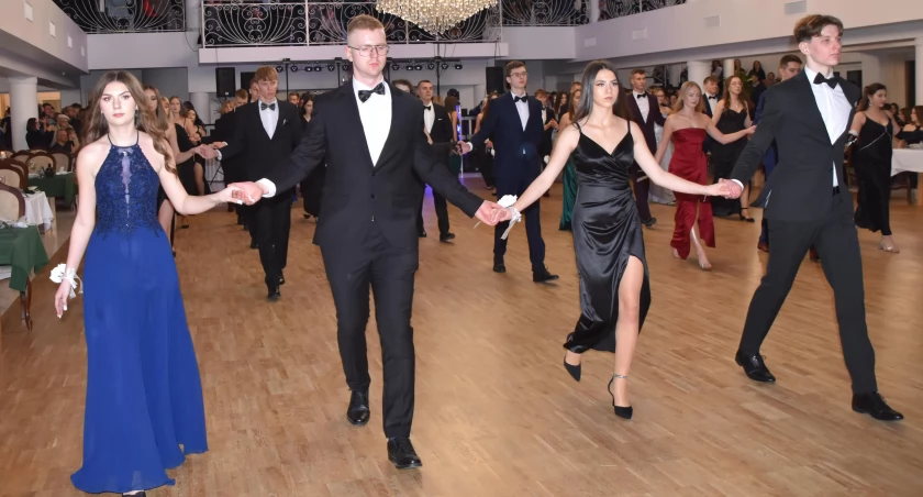 zdjęcie abiturientów II LO w Wieluniu podczas poloneza/fot.: Magdalena Lizurej