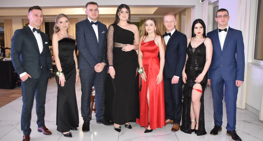 zdjęcie uczestników studniówki w ZS nr 1/fot.: Magdalena Lizure