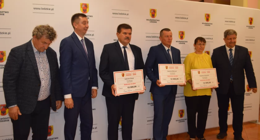 Symboliczny czek na 12 tys. zł dla Krzeczowa, z rąk marszałka Grzegorza Schreibera (pierwszy z prawej), odebrała sołtys Aneta Jędrysiak/fot.: Ela Wodecka 