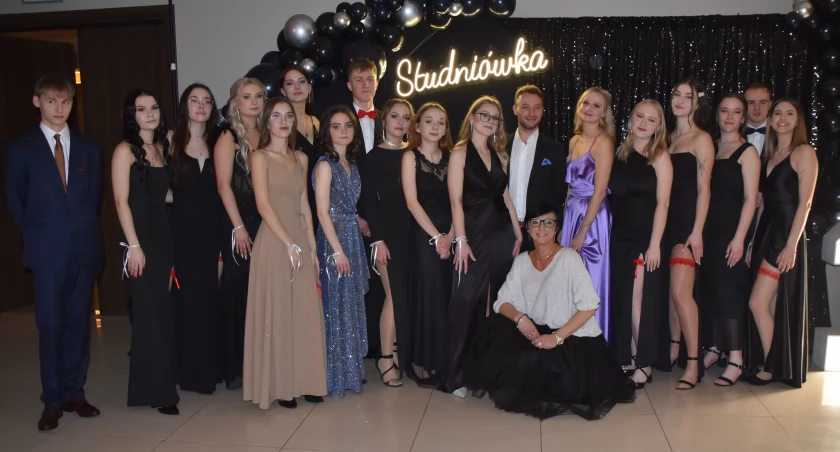 zdjęcie uczestników balu studniówkowego ZS nr 2 w Wieluniu/fot.: Magdalena Lizurej