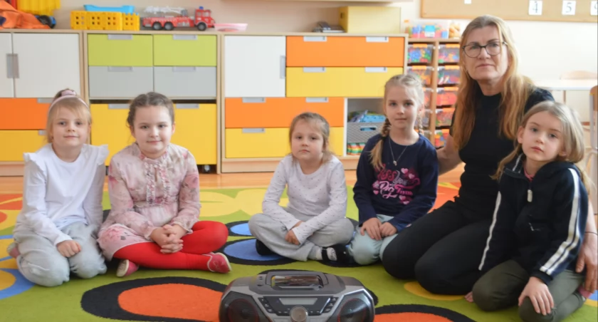 Do przedszkola w Krzyworzece trafiły w prezencie dwa nowiutkie, przenośne radioodtwarzacze/fot.: Ela Wodecka 