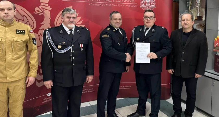 Na zdjęciu moment podpisania porozumienia o włączeniu OSP Nowa Brzeźnica do systemu KSRG / Fot. Facebook / OSP Nowa Brzeźnica