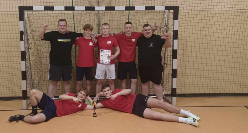 Na zdjęciu drużyna OSP Wierzchlas, która zajęła drugie miejsce w gminnym turnieju piłkarskim / Fot. Facebook / OSP Wierzchlas