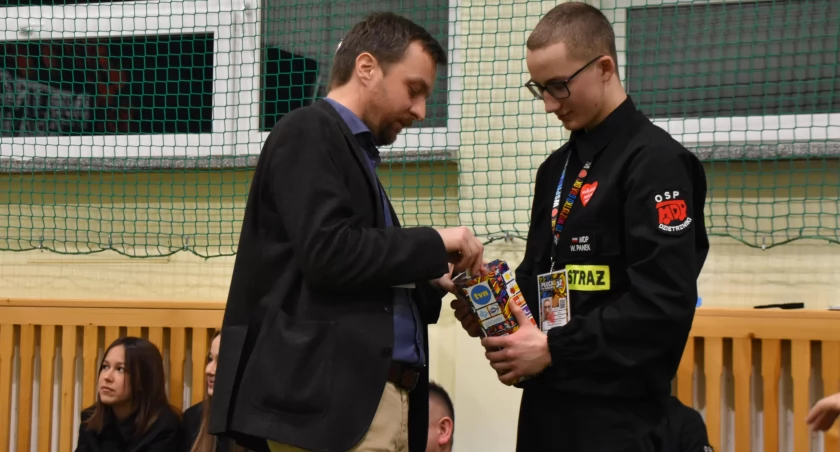 wójt Jacek Olczyk podczas składania datku do puszki WOŚP