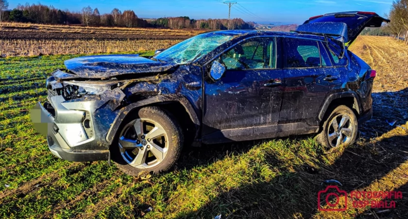 Na zdjęciu pojazd, który wpadł w poślizg i dachował / Fot. Facebook / OSP KSRG Biała