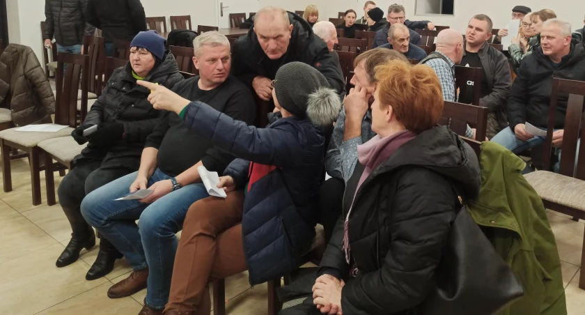 zdjęcie mieszkańców Drobnic podczas zebrania sołeckiego/fot.: Magdalena Lizurej