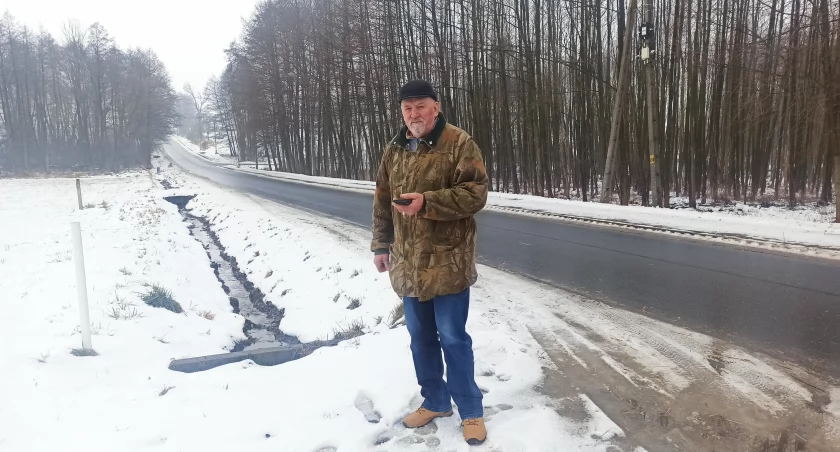 zdjęcie sołtysa Pątnowa, Ryszarda Kabały, obok rowu w Pątnowie/fot.: Magdalena Lizurej
