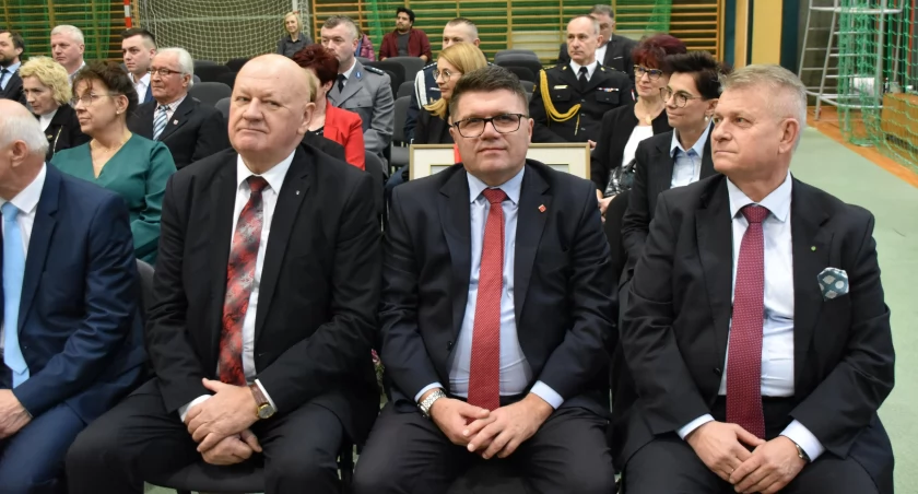 Paweł Okrasa (na zdjęciu po środku) skutecznie popsuł nastroje osjakowskim samorządowcom, w trakcie uroczystej sesji Rady Miejskiej. Na zdjęciu z byłym posłem Mieczysławem Łuczakiem (po lewej) i byłym starostą wieluńskim Andrzejem Stępniem (po prawej) / fot.: Magdalena Lizurej
