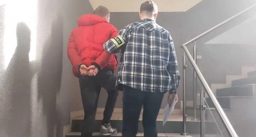 Na zdjęciu moment zatrzymania 22-letniego złodzieja / Fot. KWP w Łodzi 