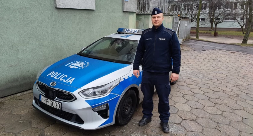 Na zdjęciu st. sierż. Krystian Mielczarek, który rzucił się na ratunek kobiecie. 45-latka chciała popełnić samobójstwo / Fot. KPP Łask 