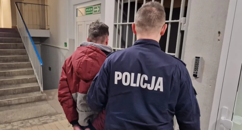 zdjęcie zatrzymanego 46-latka i policjanta/fot.: arch. KPP w Wieluniu