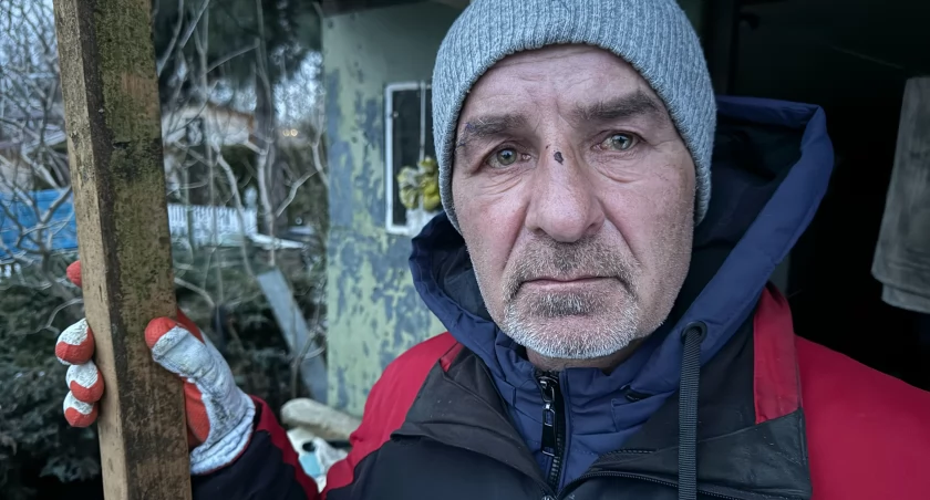 Na zdjęciu jedyny bezdomny w Wieluniu, którego pozbawiono ostatniego schronienia na działce