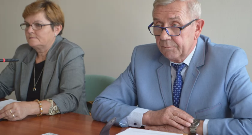 Radna Teresa Kozica chce, aby powiat zabezpieczył środki na remont drogi z Bojanowa do Toplina, w gminie Skomlin/fot.: Ela Wodecka 