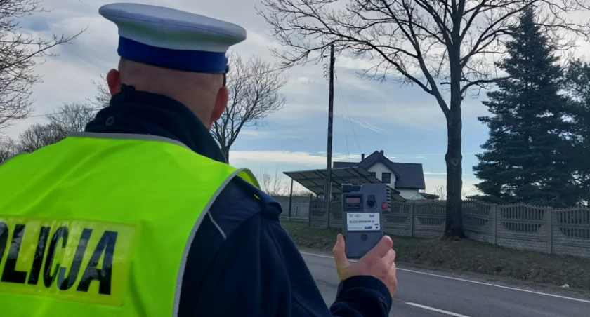 Na zdjęciu policjant z KPP w Pajęcznie