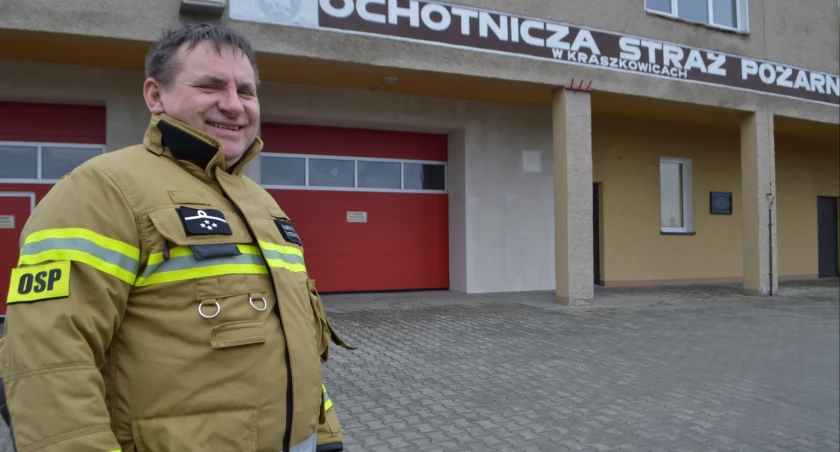 Docieplona remiza z nową elewacją prezentować będzie się jeszcze lepiej - mówi prezes Mariusz Sotowski/fot.: Ela Wodecka  