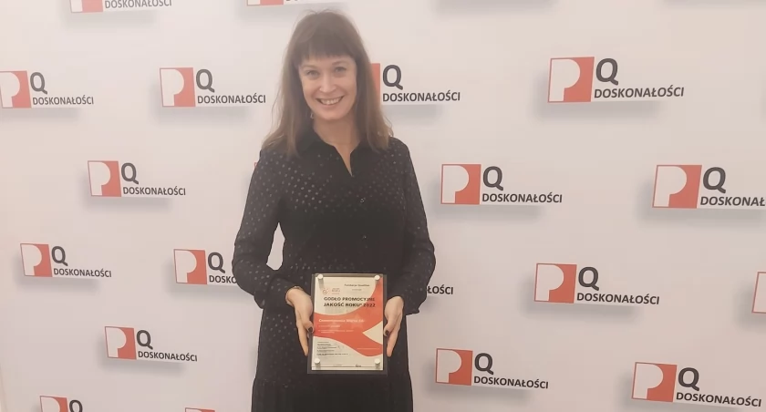 Na zdjęciu Agnieszka Banaszak, przedstawicielka Cementowni Warta, która odebrała nagrodę na gali / Fot. Facebook / Cementownia Warta