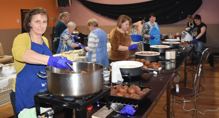 zdjęcie gospodyń podczas pieczenia pączków w Walkowie/fot.: Magdalena Lizurej