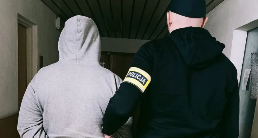 Na zdjęciu moment zatrzymania 31-letniego złodzieja / Fot. KPP Sieradz