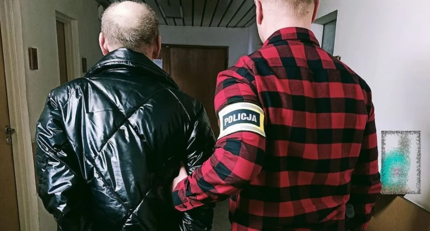 Na zdjęciu moment z zatrzymania 54-letniego mężczyzny / Fot. KPP Sieradz