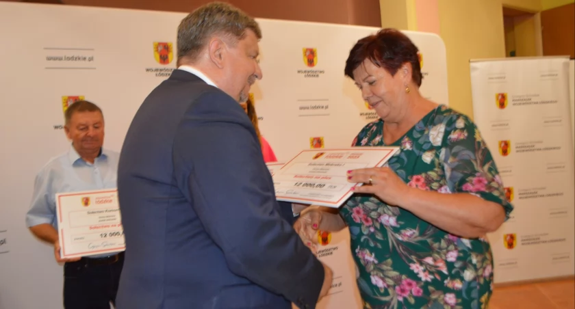 Symboliczny czek na 12 tys. zł dla sołectwa Mokrsko I, odebrała sołtys Elżbieta Wyrembak/fot.: Ela Wodecka 
