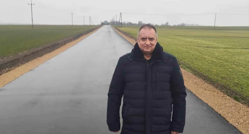 Wójt Zbigniew Dąbrowski cieszy się z niedawno ukończonej drogi, która prowadzi do miejscowości Lasek/fot.: Ela Wodecka/UG Mokrsko  