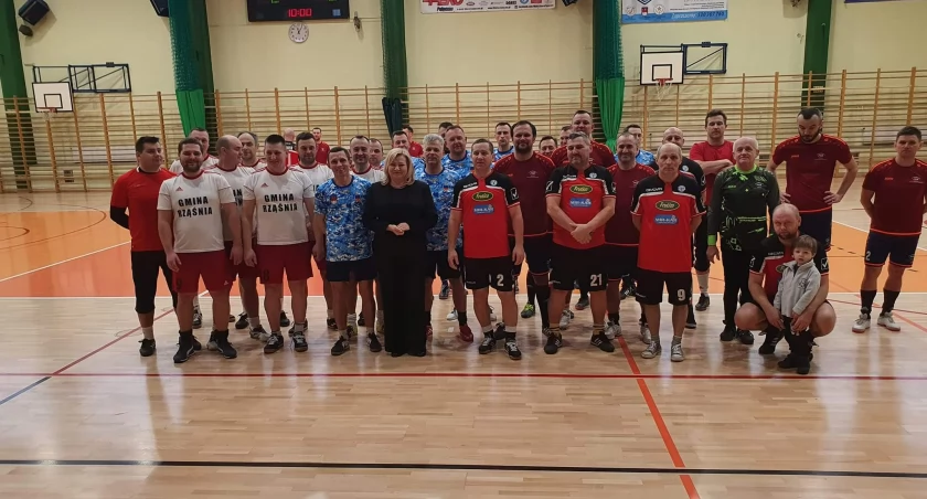 Na zdjęciu uczestnicy turnieju oldbojów. Źródło: LKS Płomień Makowiska