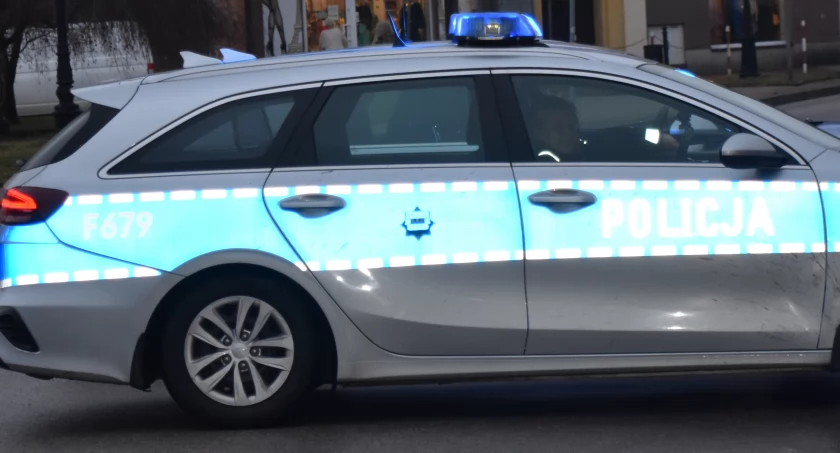 zdjęcie policyjnego radiowozu/fot.: Magdalena Lizurej/fotografia poglądowa
