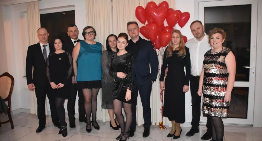 zdjęcie uczestników balu charytatywnego PP nr 4 w Wieluniu/fot: Magdalena Lizurej