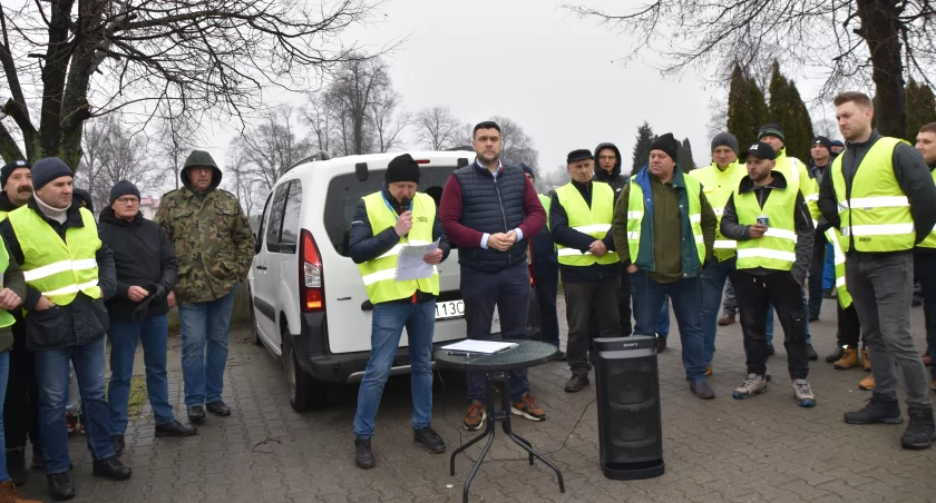 zdjęcie rolników podczas protestów w Pajęcznie/fot.: Magdalena Lizurej 