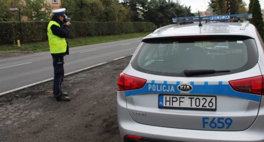 policjant, który mierzy prędkość samochodów/fot.: Magdalena Lizurej