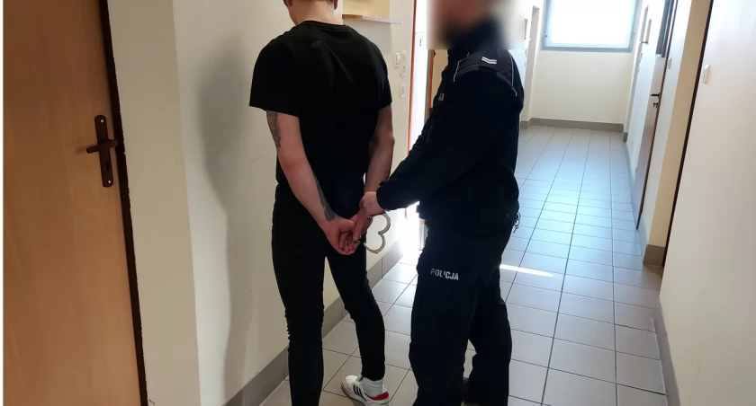 Policjanci zatrzymali na gorącym uczynku 23-latka, który skakał po masce opla vectry/fot.: KPP w Wieruszowie 
